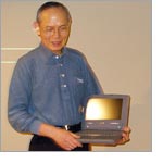 PowerBook Duo 210を紹介する大西さん