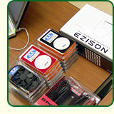 机に並べられたバード電子製品
